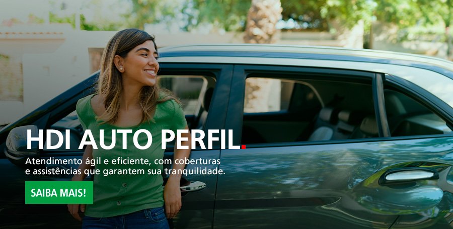 Mulher encostada no carro sorrindo